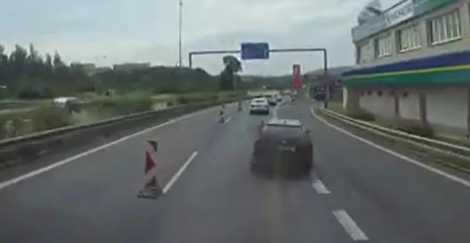 Řidič se snažil na poslední chvíli zařadit, při nebezpečném manévru ohrozil další dvě auta.