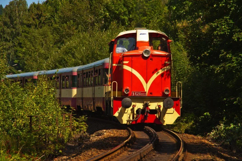 Zubačka do Harrachova láká čím dál více turistů, jejich počet se za deset let zdvojnásobil.
