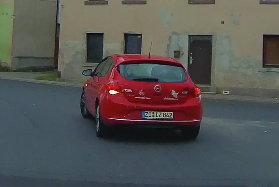Tímto autem má muž, který se před dívkami obnažuje, jezdit.