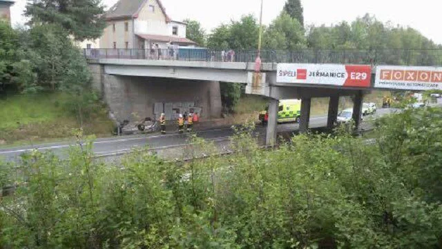 Na průtahu Libercem havarovala Octavie, auto po nárazu skončilo na střeše.