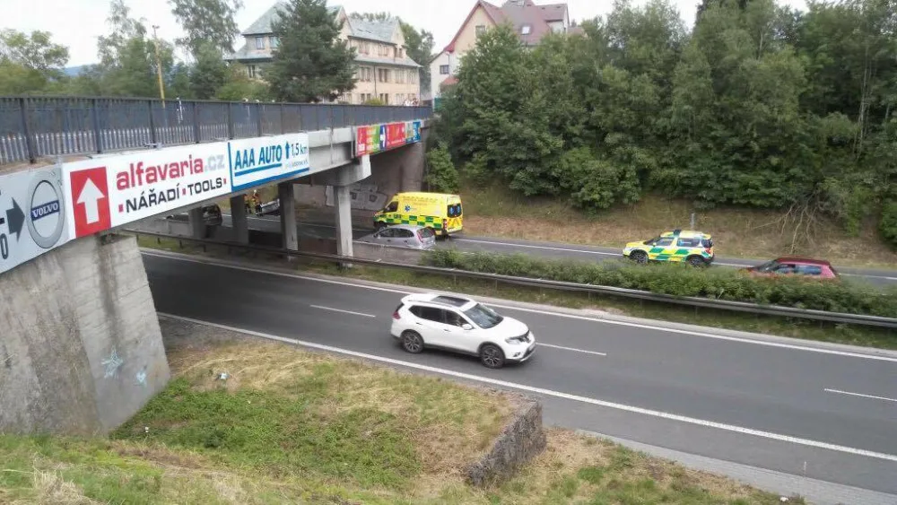 Na průtahu Libercem havarovala Octavie, auto po nárazu skončilo na střeše.