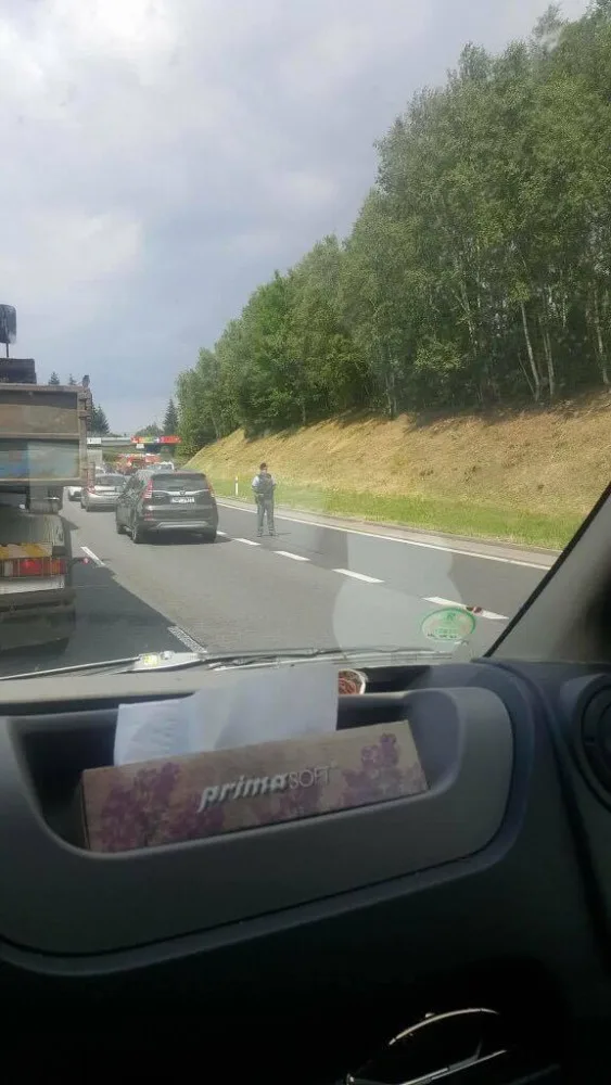 Na průtahu Libercem havarovala Octavie, auto po nárazu skončilo na střeše.