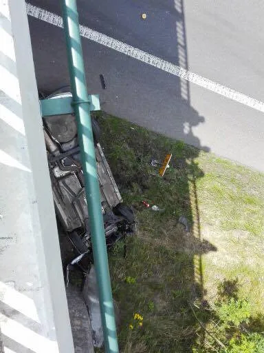 Na průtahu Libercem havarovala Octavie, auto po nárazu skončilo na střeše.