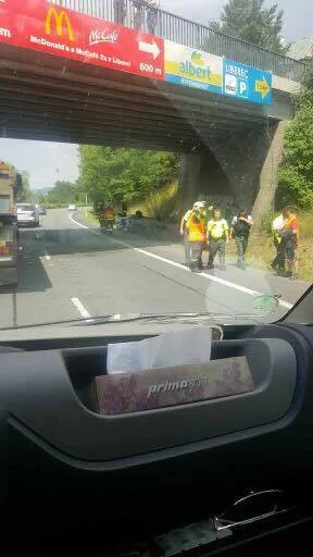 Na průtahu Libercem havarovala Octavie, auto po nárazu skončilo na střeše.