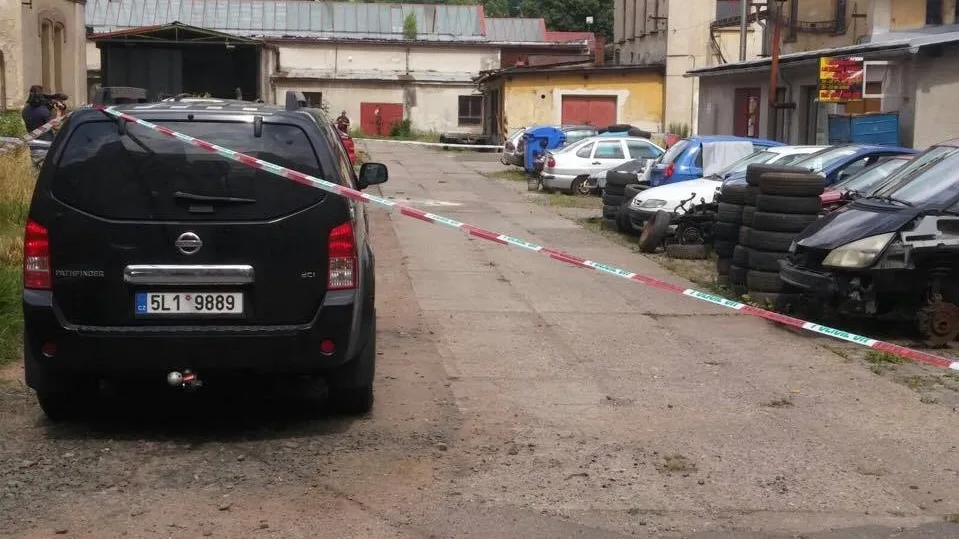 Po požáru na autovrakovišti mají dva muži popáleniny, jeden z nich navrtal nádrž.