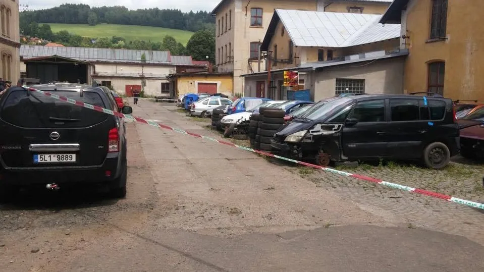 Po požáru na autovrakovišti mají dva muži popáleniny, jeden z nich navrtal nádrž.