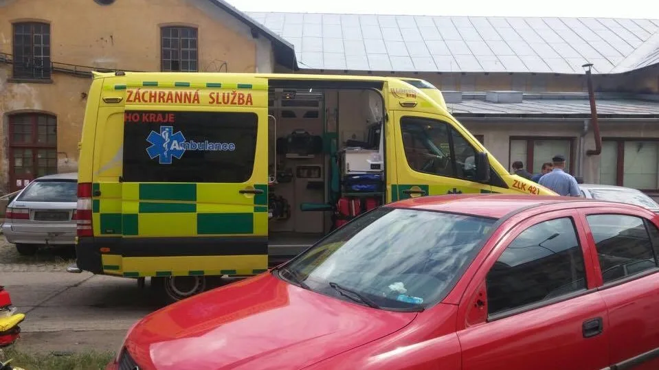 Po požáru na autovrakovišti mají dva muži popáleniny, jeden z nich navrtal nádrž.