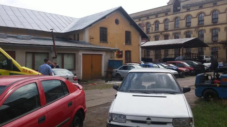 Po požáru na autovrakovišti mají dva muži popáleniny, jeden z nich navrtal nádrž.