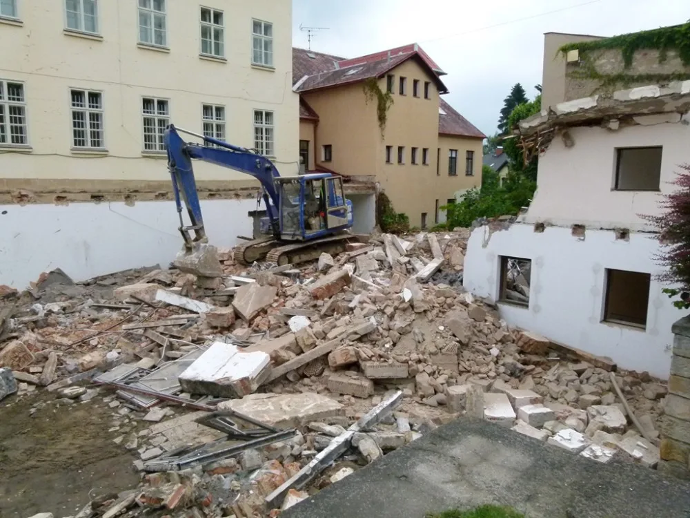 Demolice starého objektu pokračuje.