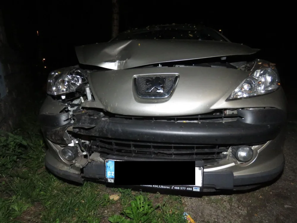 Řidičku zmohla únava, probudil ji až náraz do stromu