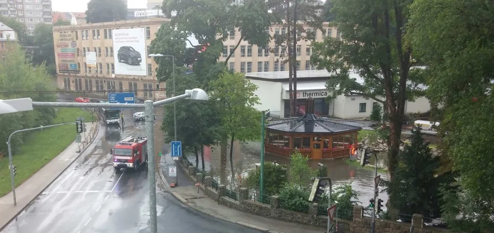Déšť komplikoval dopravu v Liberci, voda zaplavila několik ulic v centru města.