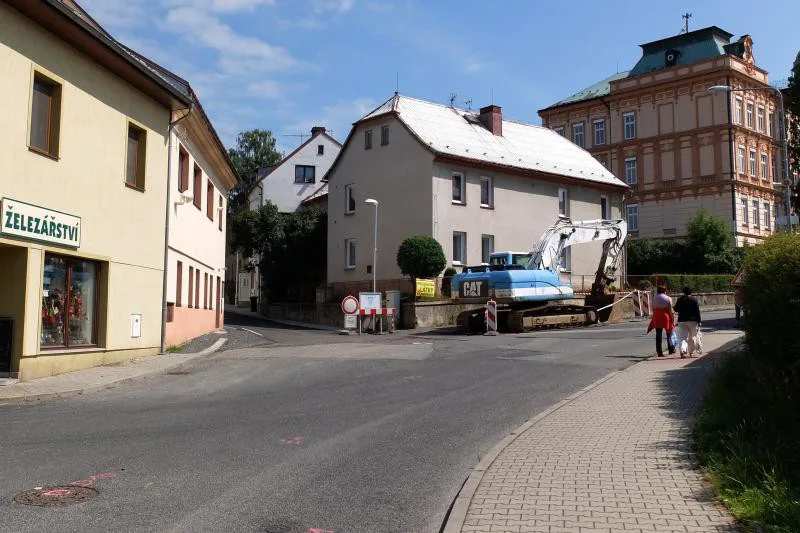 Dopravu ve Frýdlantu zkomplikuje uzavírka části ulice Husova