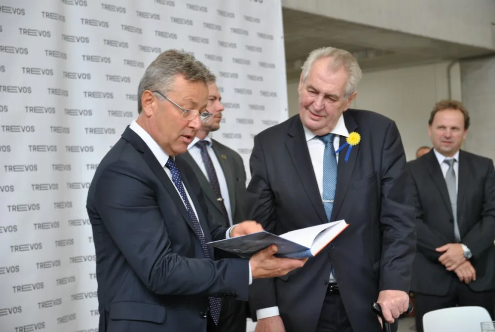 Jiří Opočenský a Miloš Zeman v hale Trevosu.