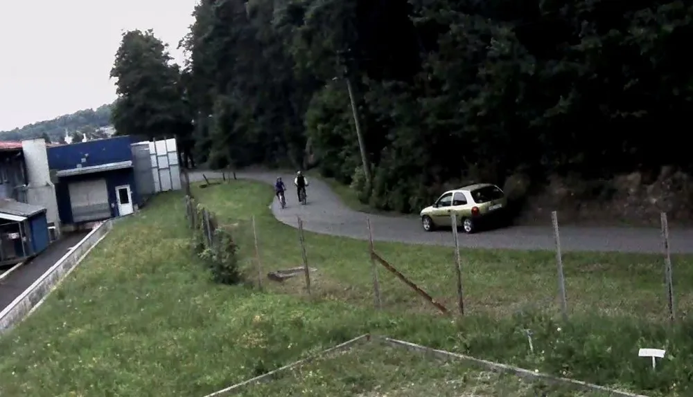Řidič Opelu srazil cyklistu a z místa nehody utekl, zachytila ho kamera.