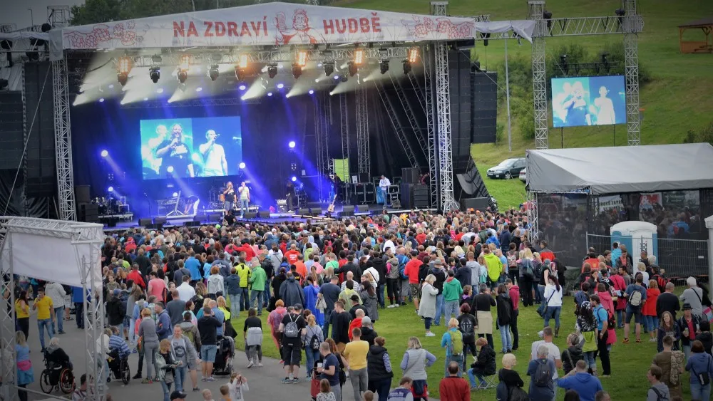 Benátská! odstartovala Večírkem pro nedočkavé. V areálu se vystřídali čeští a slovenští interpreti.