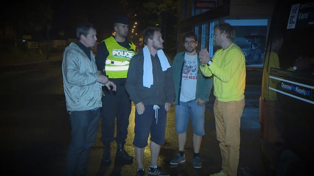 Dodávka kapely Wohnout se při cestě z Benátské! střetla s autobusem.