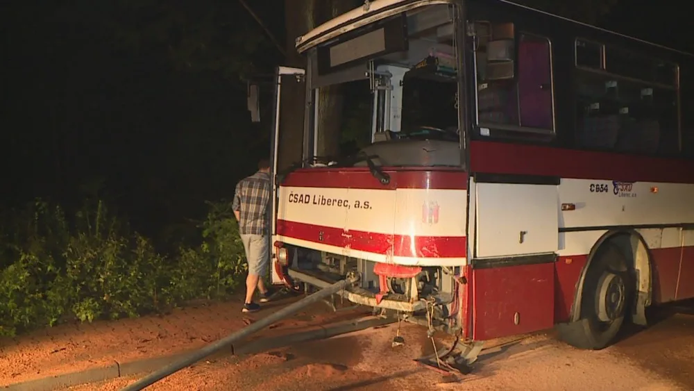 Dodávka kapely Wohnout se při cestě z Benátské! střetla s autobusem.