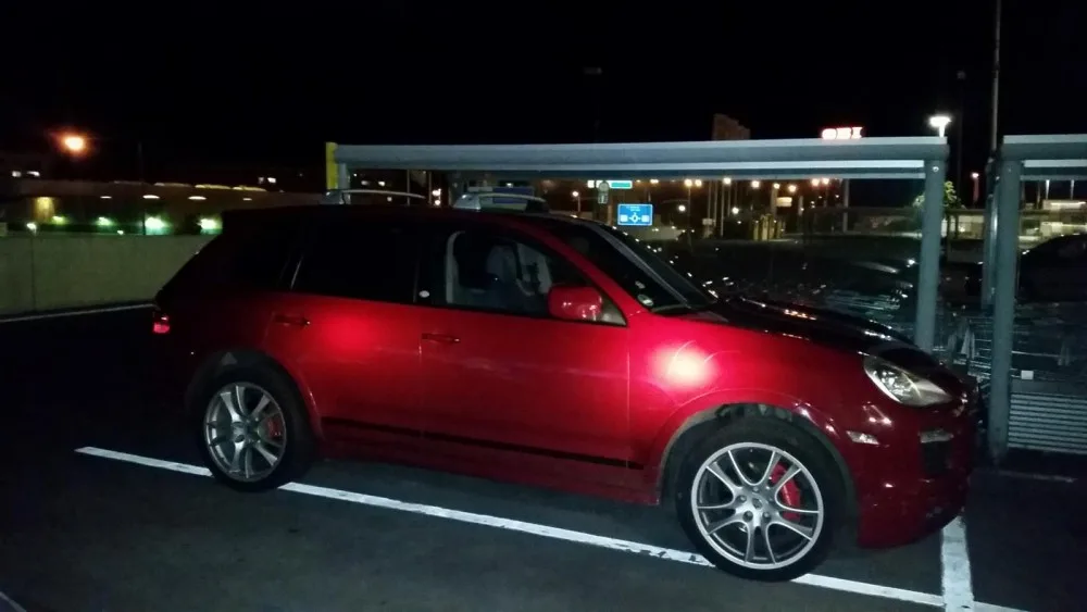 Neznámý vandal se vyřádil na luxusním Porsche. Škoda je 150 tisíc korun.