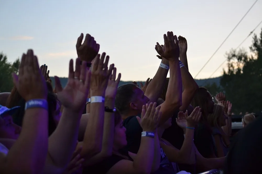 Status Quo po osmi letech v Liberci. Vesecký areál aplaudoval tříakordovému boogie.