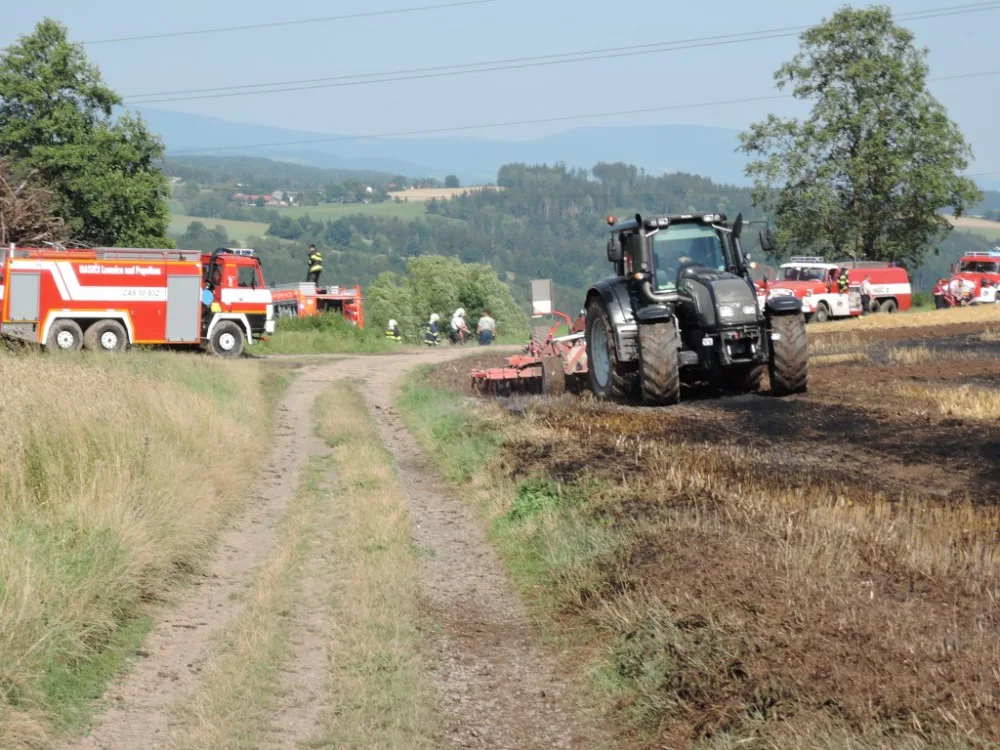 Jiskry od elektrického vedení způsobily požár pole.