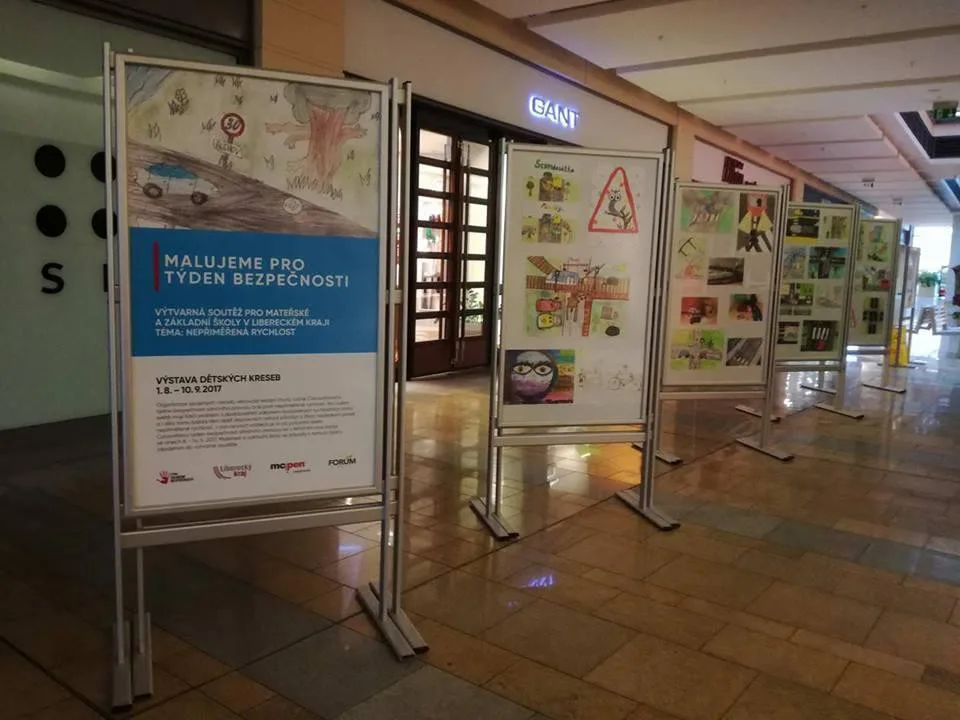 Výstava prací žáků soutěže „Malujeme pro týden bezpečnosti“ v Obchodním centru Forum Liberec.