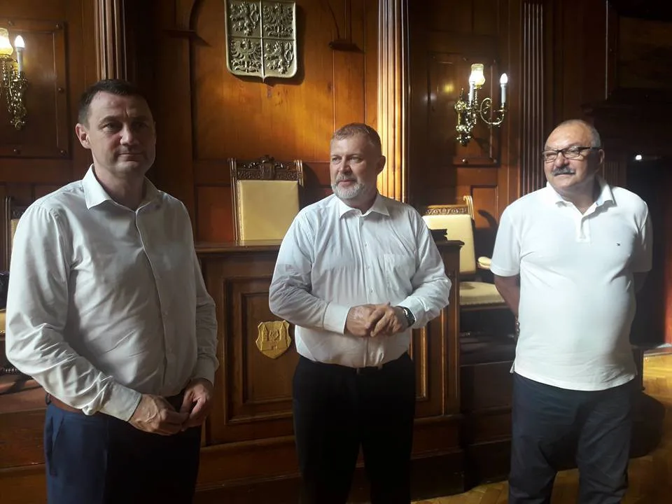 Hejtman Martin Půta, starosta města Dan Ramzer a polský maršálek Cezary Przybylski v obřadní síni frýdlantské radnice.