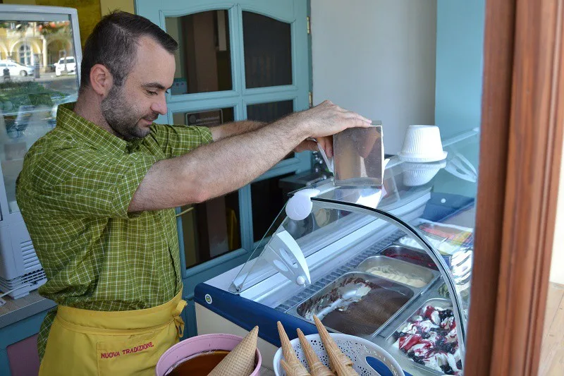 Liberecký zmrzlinář vyrábí mraženou pochoutku tradičním způsobem ze žloutků, smetany a regionálních produktů.