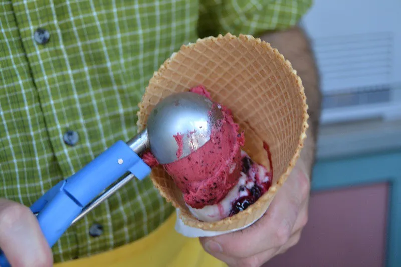Liberecký zmrzlinář vyrábí mraženou pochoutku tradičním způsobem ze žloutků, smetany a regionálních produktů.