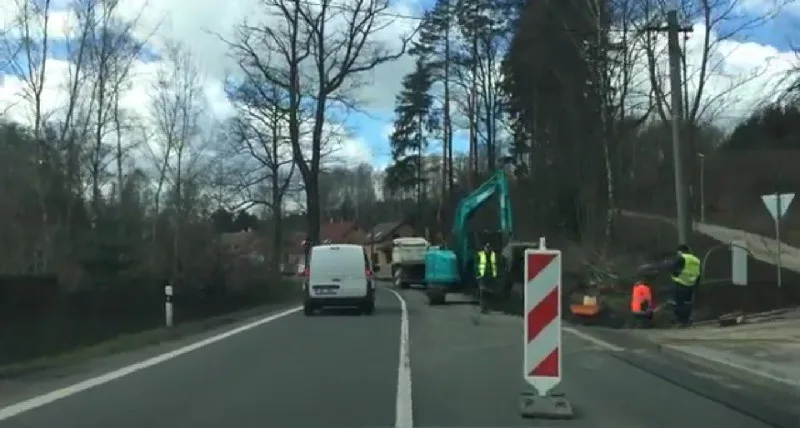 Výstavba chodníku blokovala silnici v Mníšku celé loňské léto.