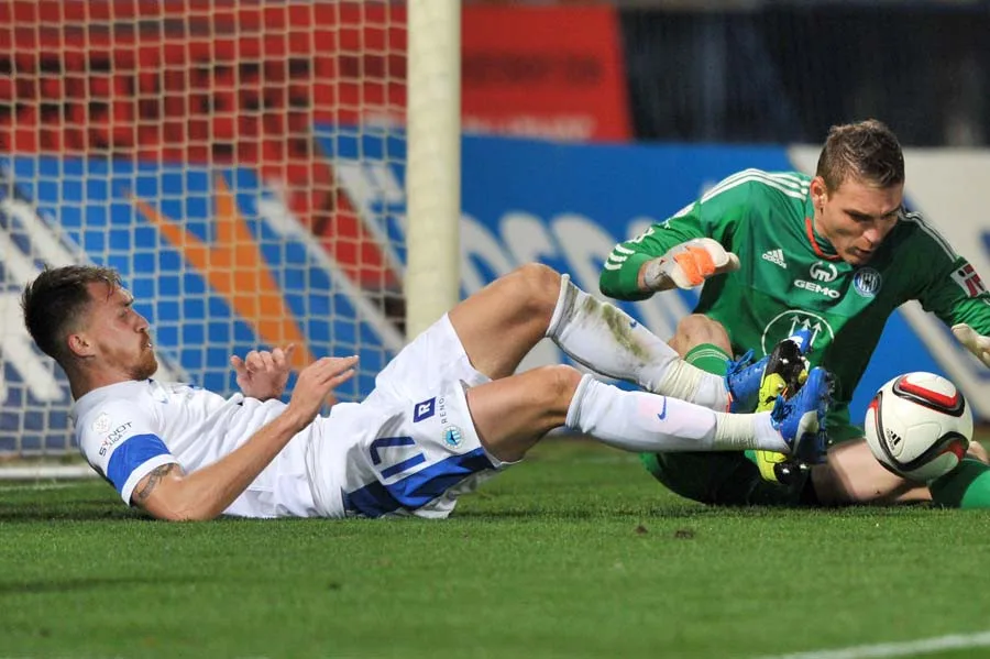 MIlan Kerbr a gólman Olomouce Buchta.