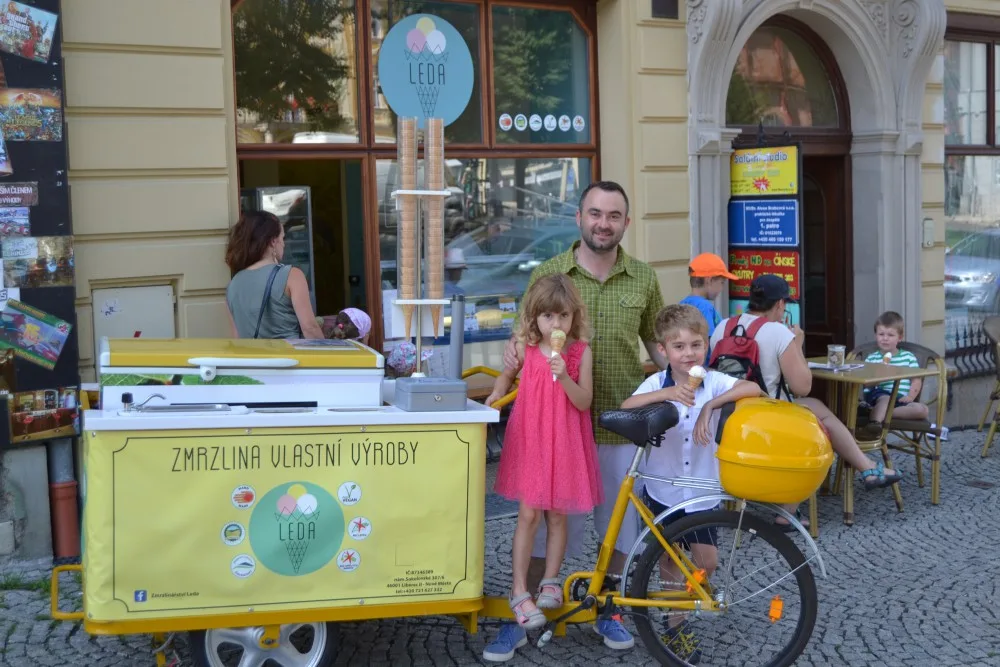Liberecký zmrzlinář vyrábí mraženou pochoutku tradičním způsobem ze žloutků, smetany a regionálních produktů.