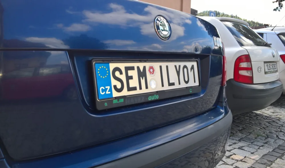 Služební auta semilské radnice mají značky na přání, veřejnost to kritizuje.