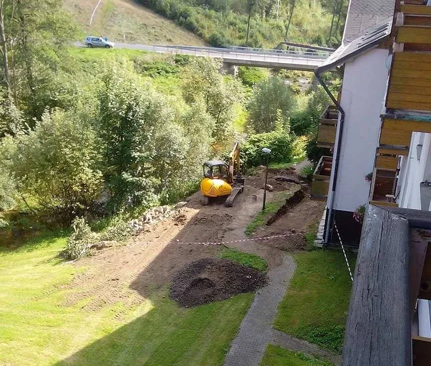 Dělníky ve výkopu vyděsila atrapa ručního granátu.