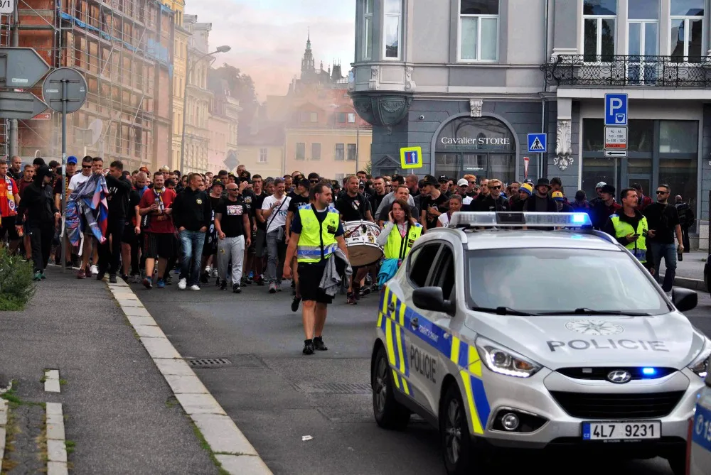 Libercem prošel pochod fanoušků Sparty, na stadion je doprovodila policie.