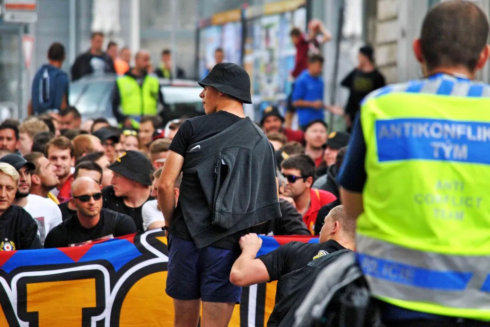 Libercem prošel pochod fanoušků Sparty, na stadion je doprovodila policie.
