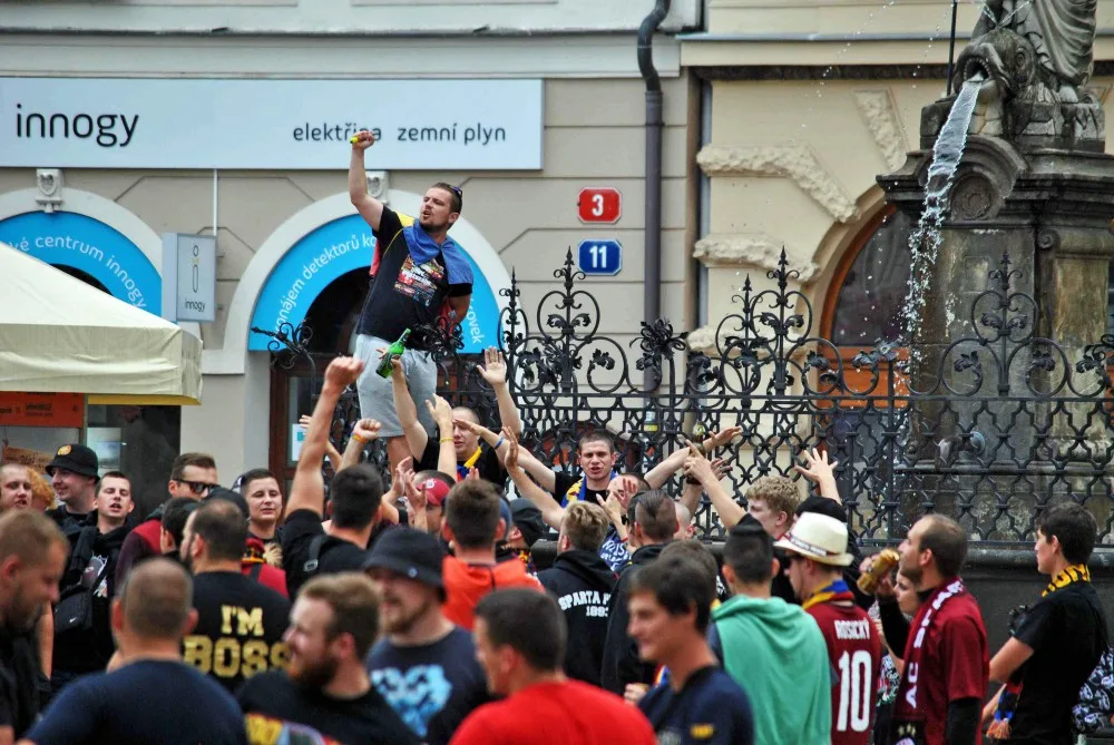 Libercem prošel pochod fanoušků Sparty, na stadion je doprovodila policie.