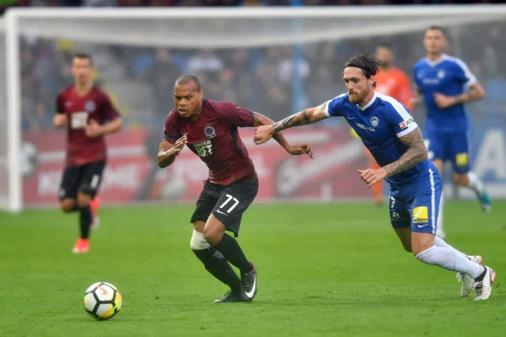Sparta v Liberci opět zaváhala. Slovan dokázal v devíti hráčích vybojovat remízu 1:1.