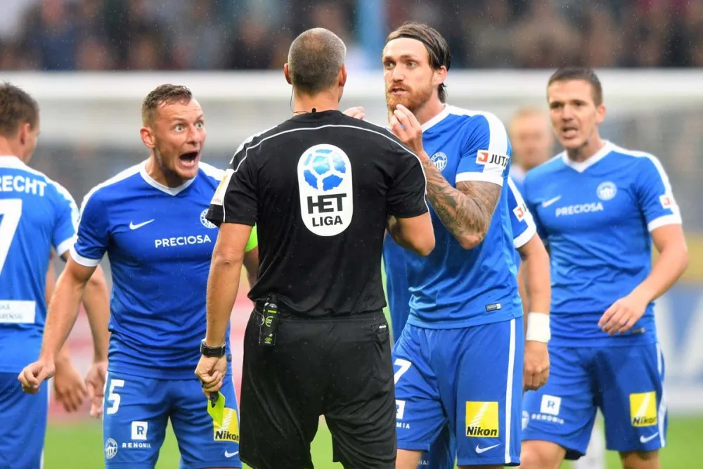 Sparta v Liberci opět zaváhala. Slovan dokázal v devíti hráčích vybojovat remízu 1:1.