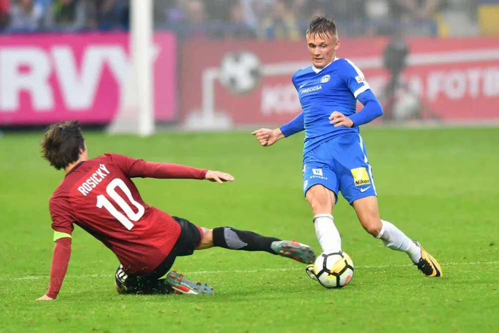 Sparta v Liberci opět zaváhala. Slovan dokázal v devíti hráčích vybojovat remízu 1:1.
