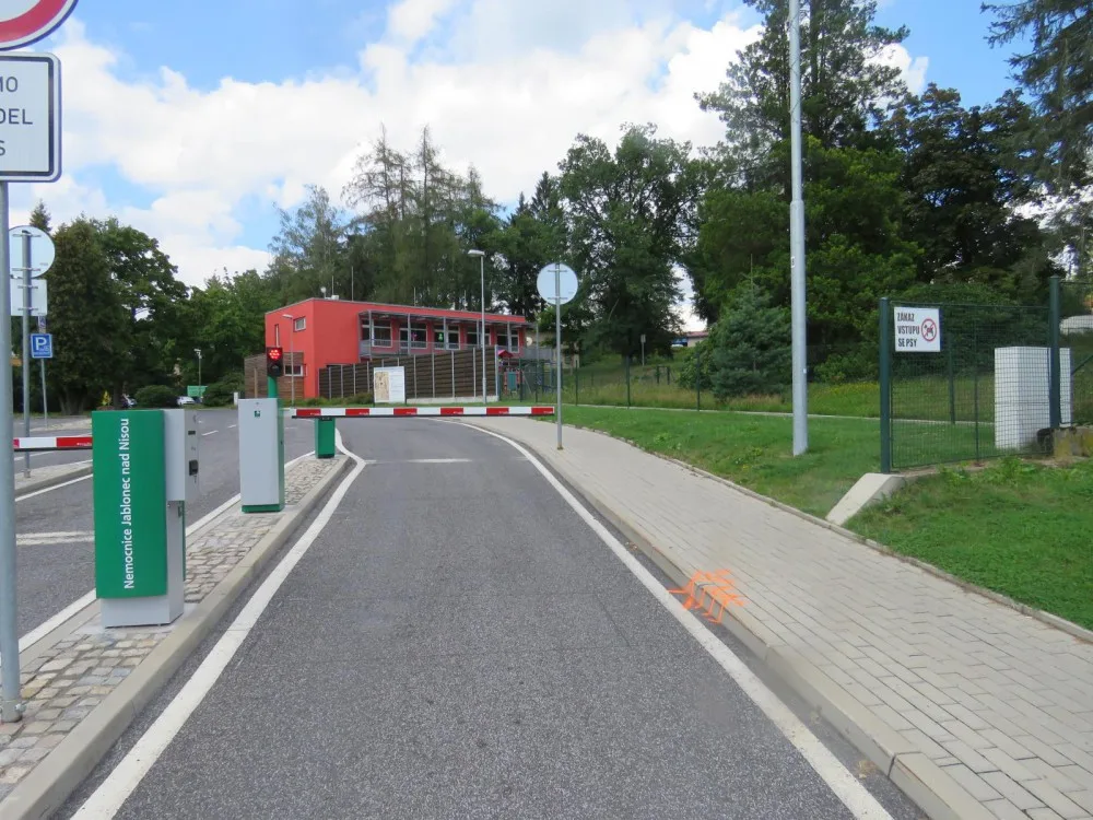 Motocyklistka chtěla objet závoru u jablonecké nemocnice, spadla a poranila se.