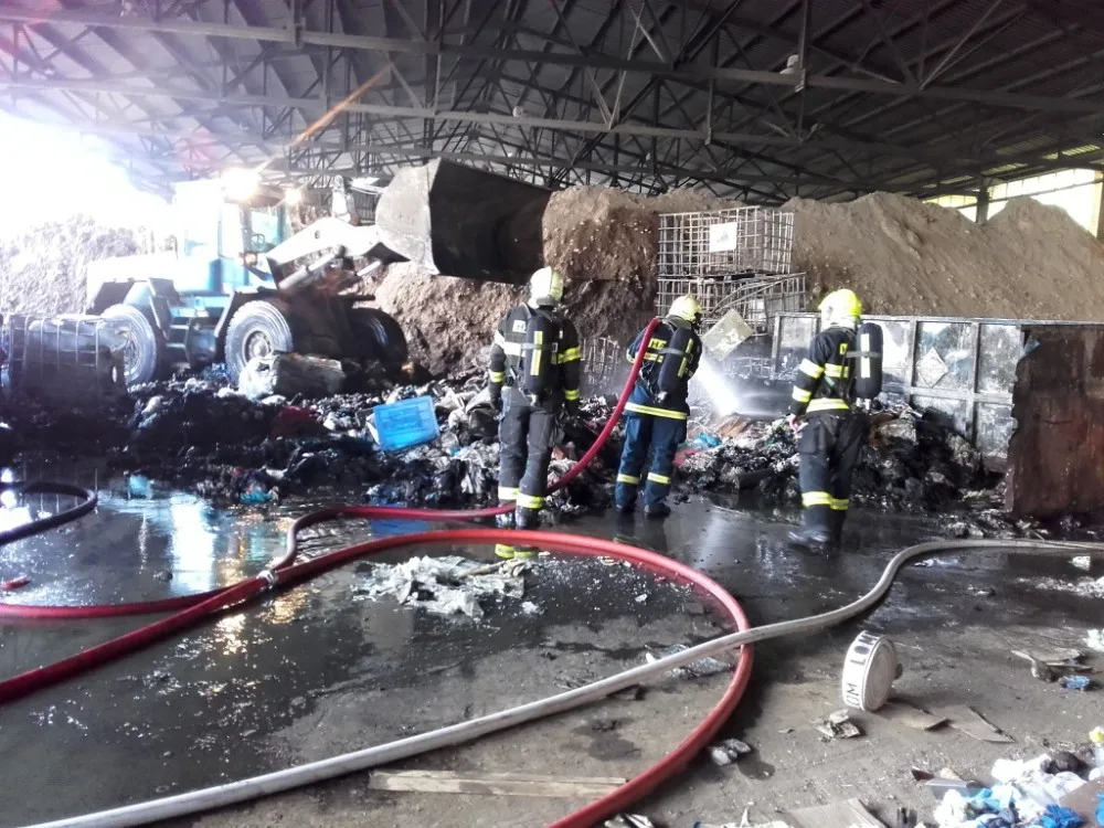 Hasiče zaměstnal požár odpadu v areálu komunálních služeb, škoda jde do desítek tisíc korun.