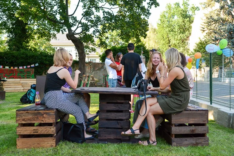 Studenti otevřeli park VOČA v Komenského ulici. Zanedbaný pozemek se změnil k nepoznání.