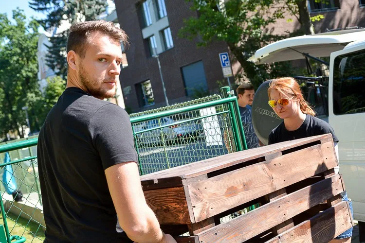 Studenti otevřeli park VOČA v Komenského ulici. Zanedbaný pozemek se změnil k nepoznání.