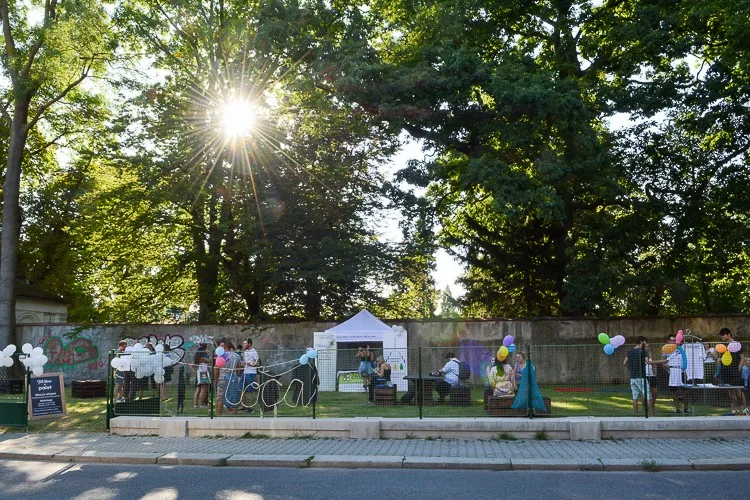 Studenti otevřeli park VOČA v Komenského ulici. Zanedbaný pozemek se změnil k nepoznání.
