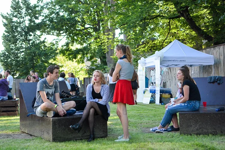 Studenti otevřeli park VOČA v Komenského ulici. Zanedbaný pozemek se změnil k nepoznání.