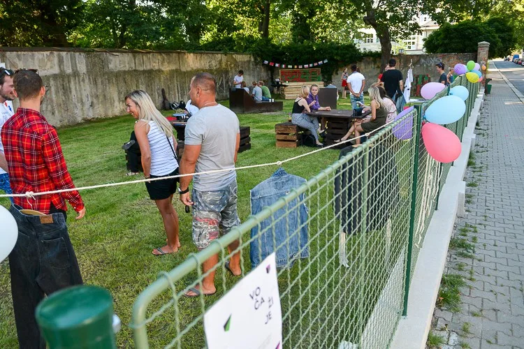 Studenti otevřeli park VOČA v Komenského ulici. Zanedbaný pozemek se změnil k nepoznání.