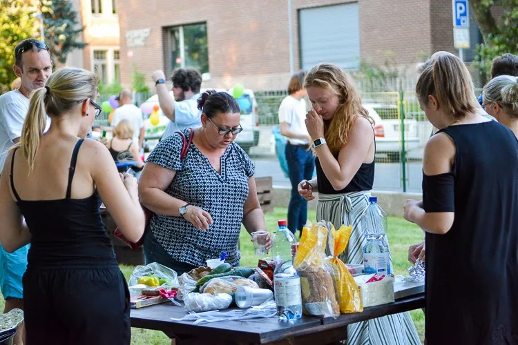 Studenti otevřeli park VOČA v Komenského ulici. Zanedbaný pozemek se změnil k nepoznání.