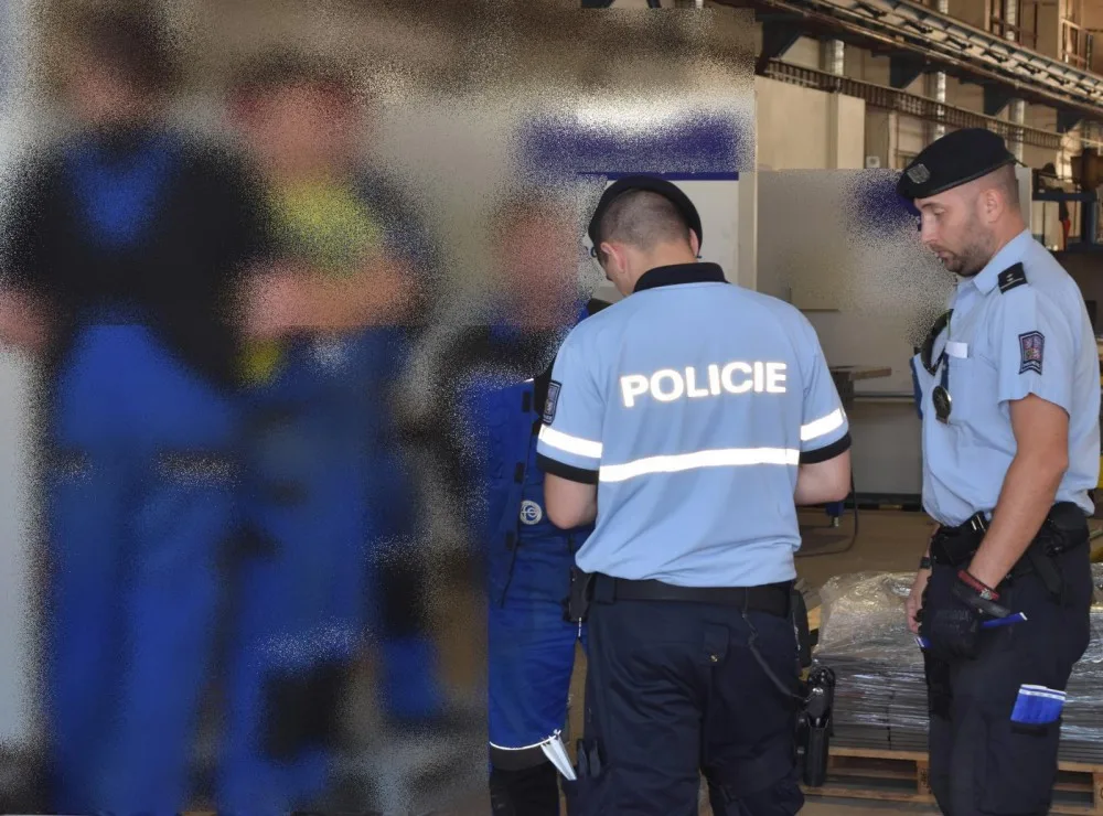 Policisté odhalili čtyři nelegálně zaměstnané cizince ve výrobně ve Frýdlantu.