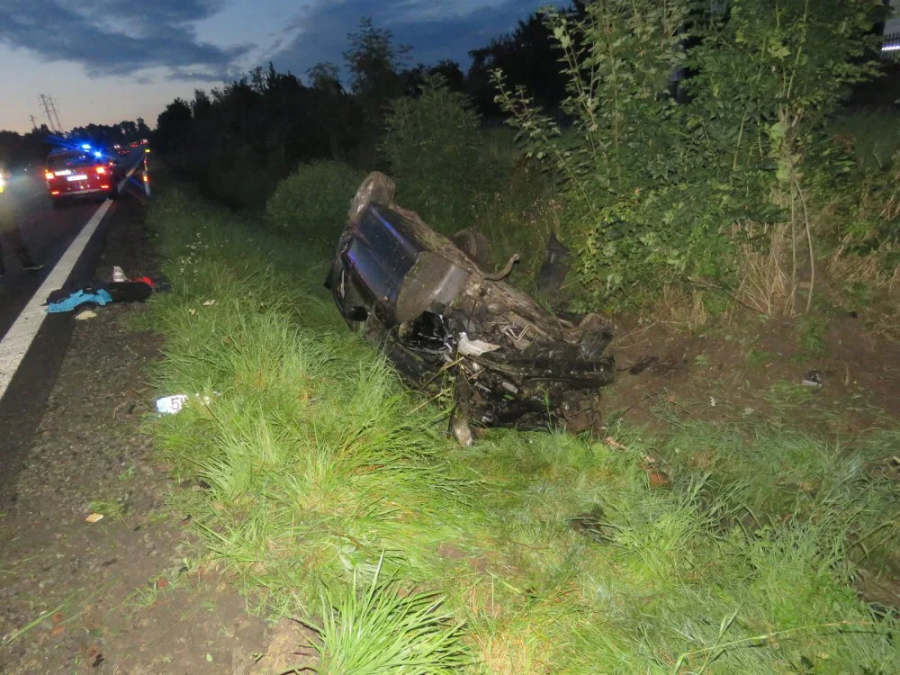 Vrak auta zůstal po nehodě ležet na střeše, posádka se štěstím neutrpěla vážná poranění.