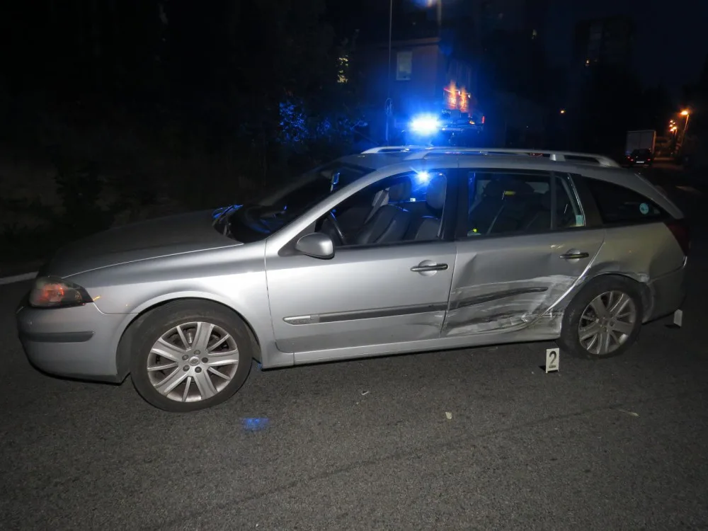 Naboural do boku auta a ujel, teď ho hledají policisté.